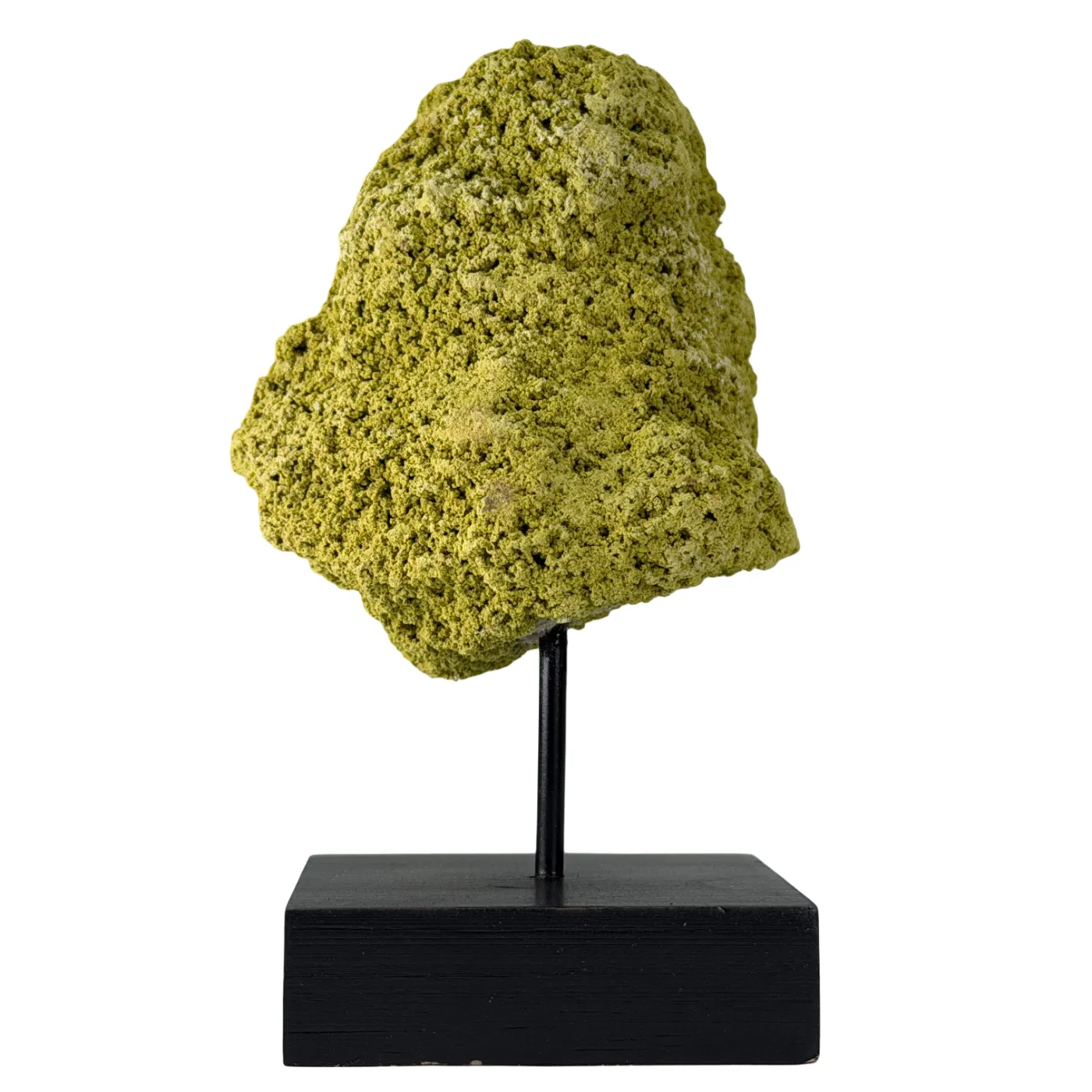 Ruwe nontroniet op zwarte houten standaard (klein)