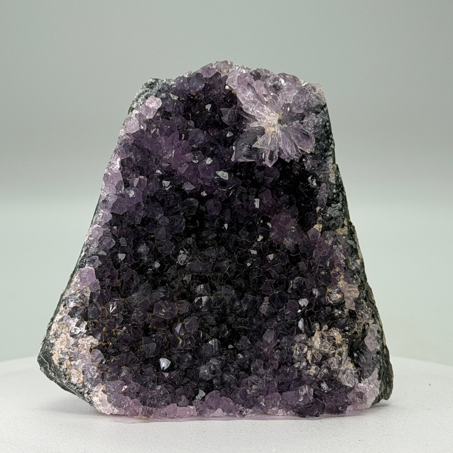 Kleine Natuurlijke Amethist Cut Base – Uruguay