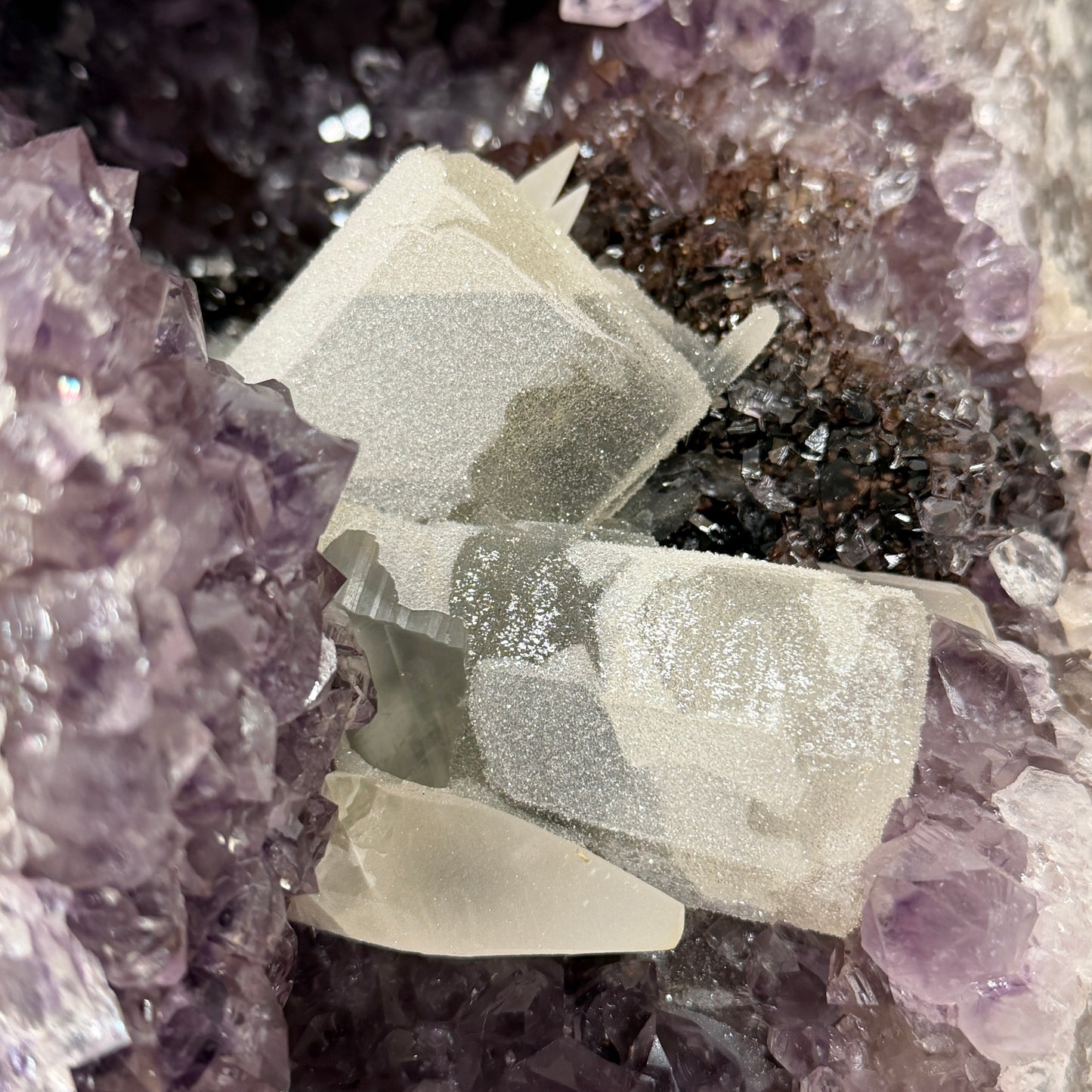 Améthyste unique d'Uruguay avec calcite et druse - 13,25 kg