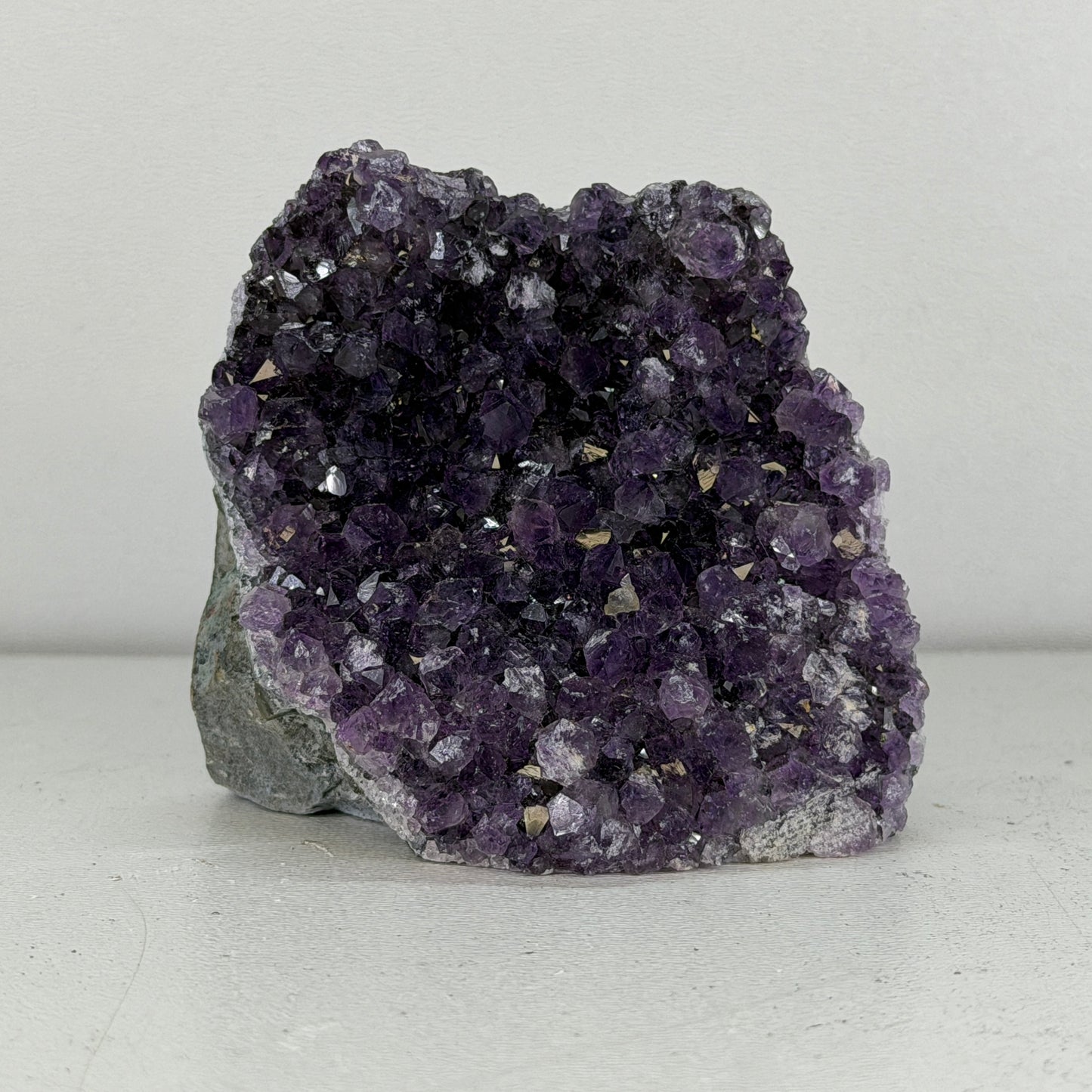Kleine Natuurlijke Amethist Cut Base – Uruguay
