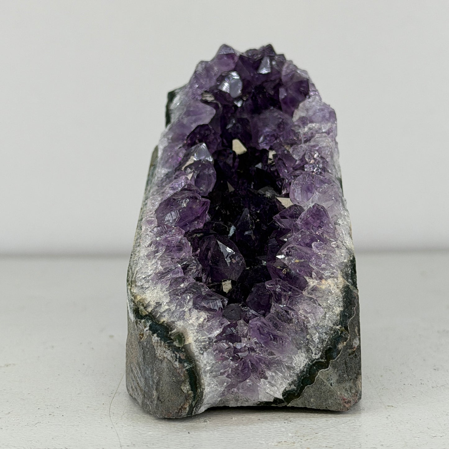 Kleine Natuurlijke Amethist Cut Base – Uruguay