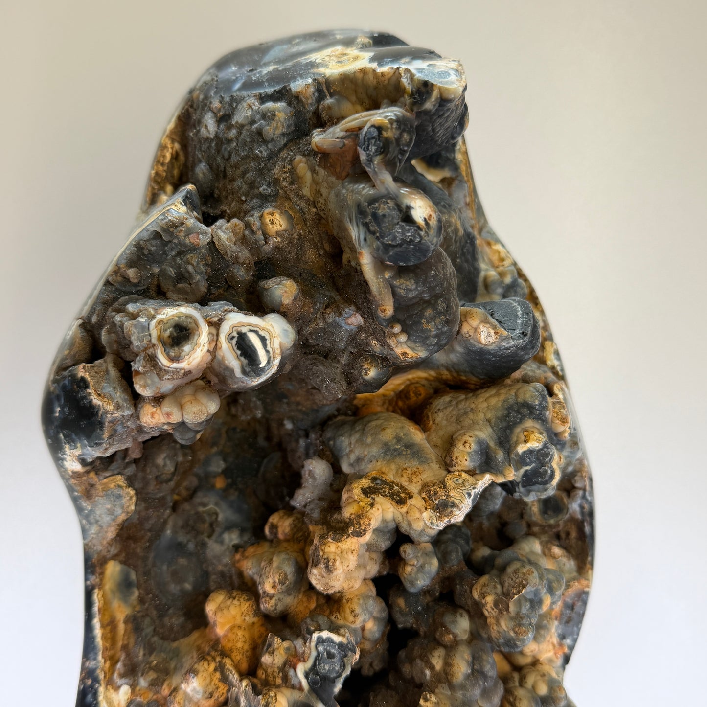 Rotsagaat met Chalcedoon op Voet uit Brazilië – 6,4 kg | 38 cm
