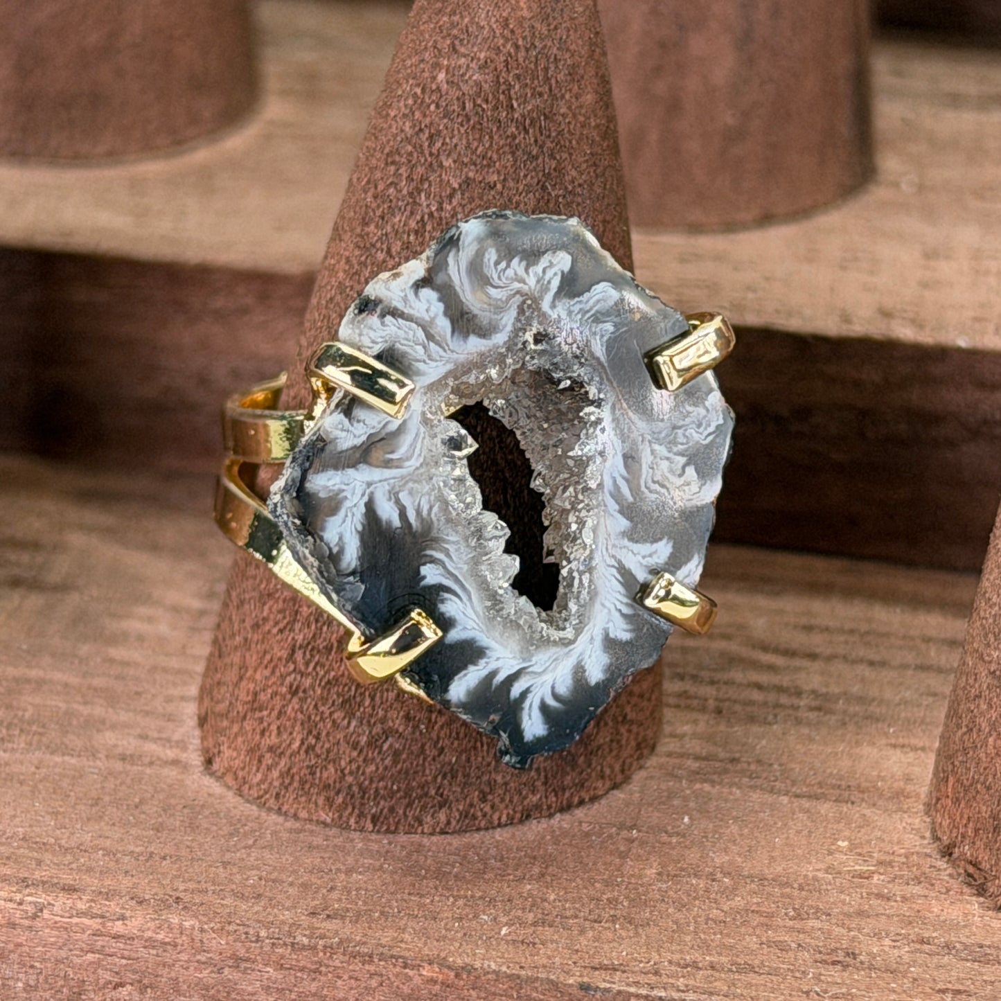 Agaat Geode Ring (donker) – Verstelbaar – Goud plated
