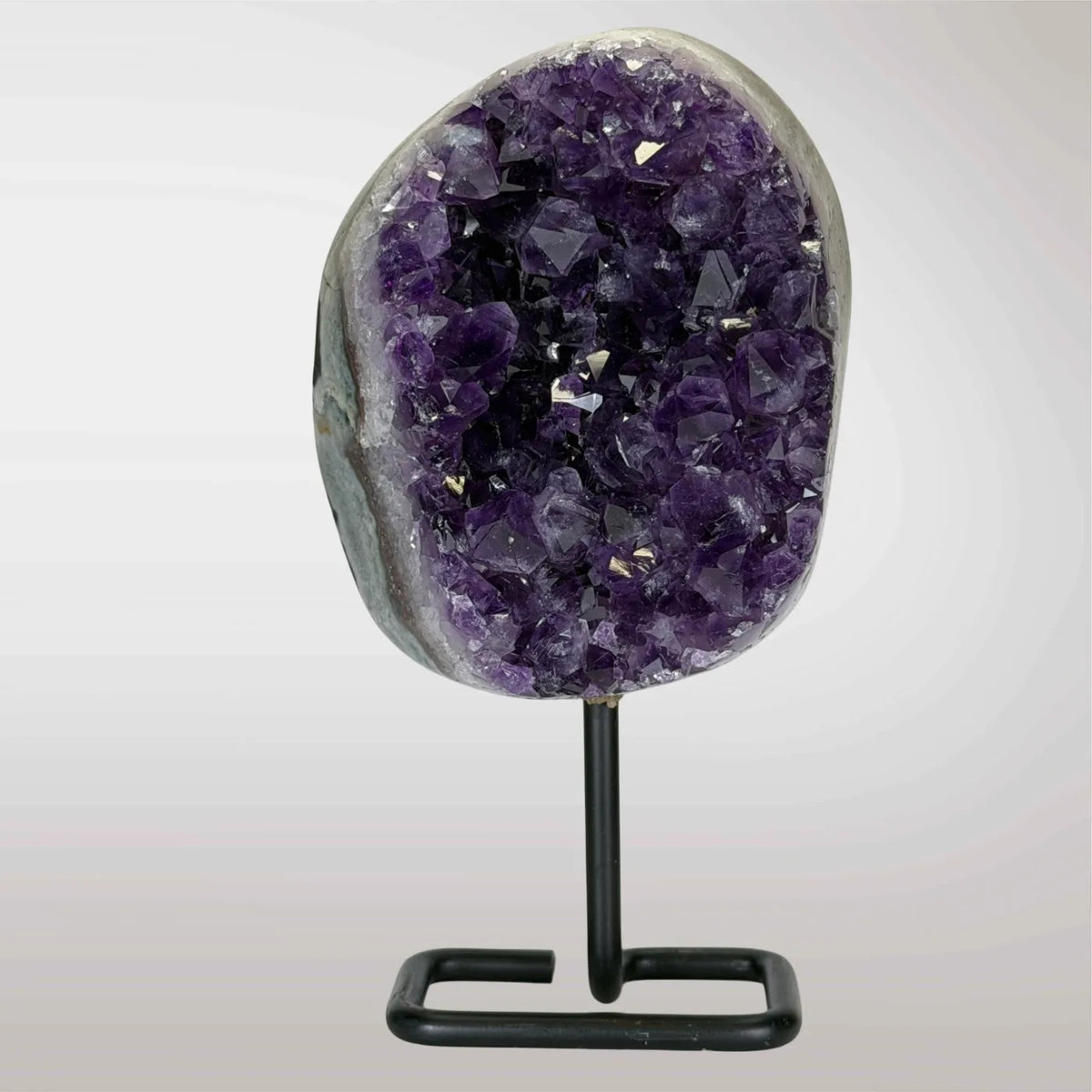 Paarse Amethist op Zwarte Metalen Standaard – 17 cm