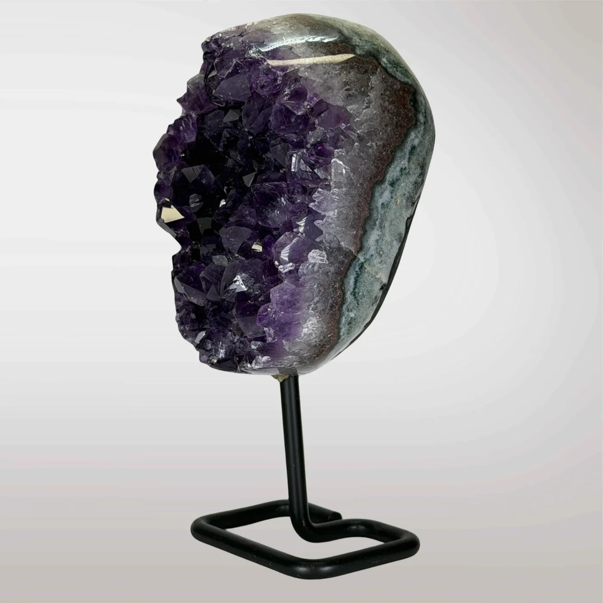 Paarse Amethist op Zwarte Metalen Standaard – 17 cm