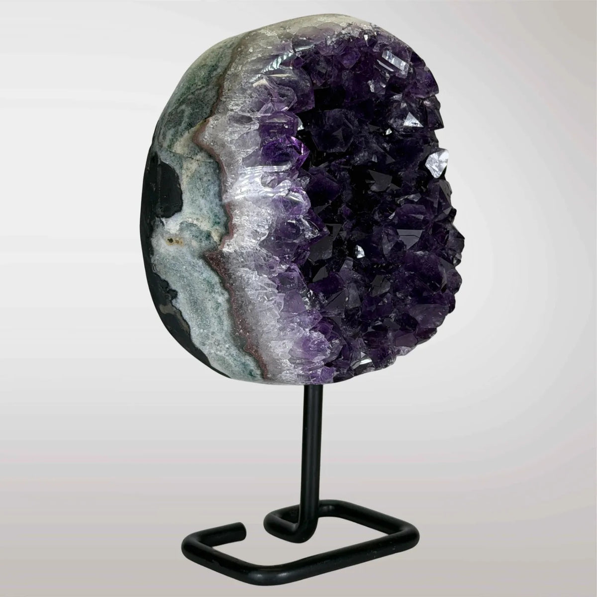 Paarse Amethist op Zwarte Metalen Standaard – 17 cm
