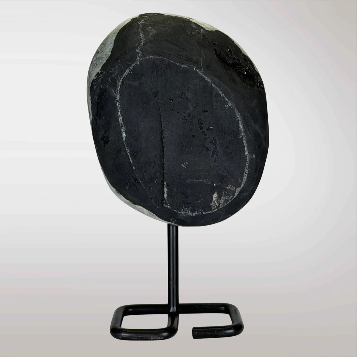Paarse Amethist op Zwarte Metalen Standaard – 17 cm